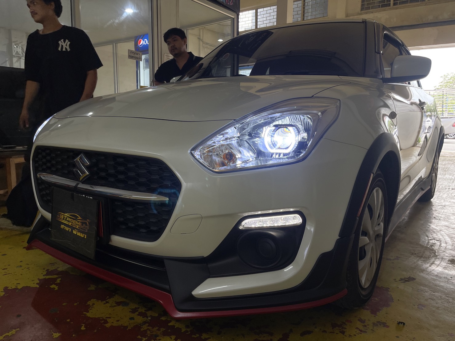 วิธีการเปลี่ยนหลอดไฟหน้ารถยนต์ของคุณ