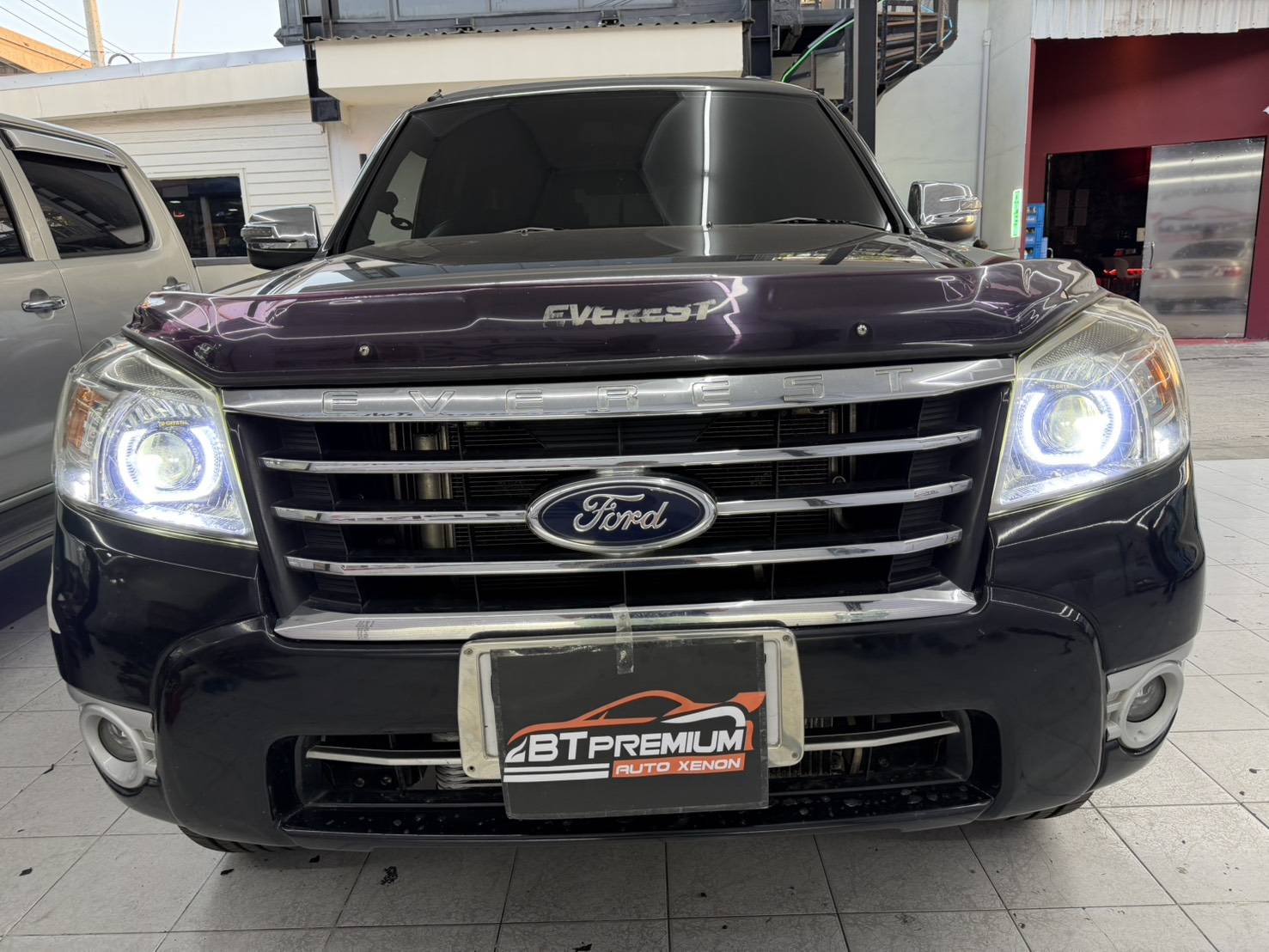 วิธีการเปลี่ยนหลอดไฟหน้ารถยนต์ของคุณ